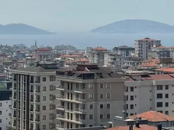 位于伊斯坦布尔马尔泰佩的现代公寓，享有马尔马拉海景